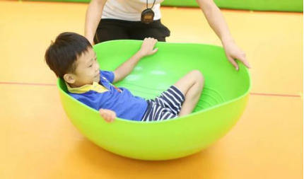 找一条大毛巾铺在床上，让宝宝趴卧/仰卧在毛巾上