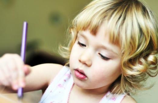 看电视注意力集中，学习的时候注意力就很分散，其实是感统失调的问题